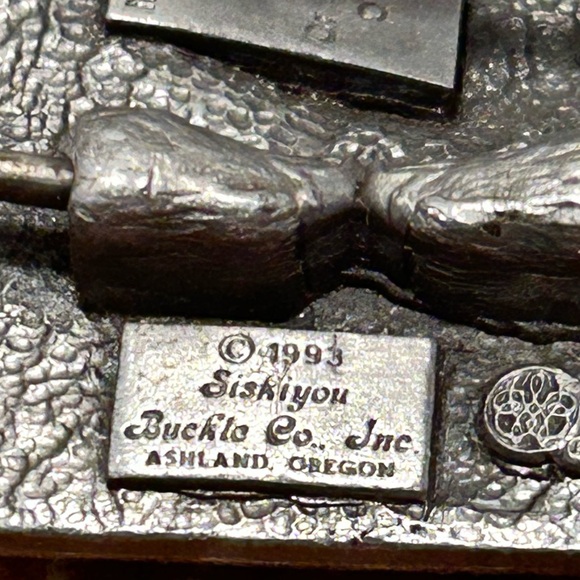 Siskiyou Horse Enamel Belt Buckle, F-7 , Red Green Metal 3D, made in USA 1993 - Picture 7 of 14